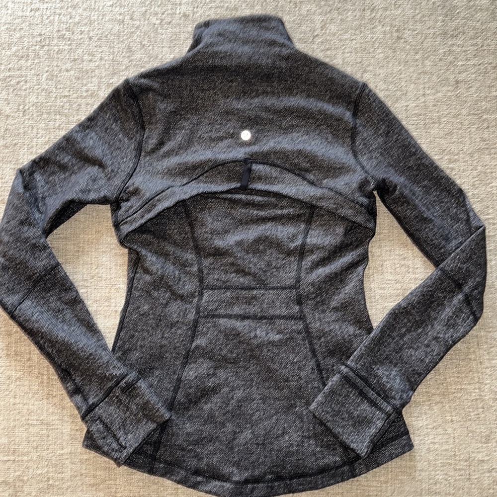 LULULEMON zip up! Women’s size 6!